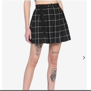 Hot Topic Black & White Plaid Pleated Skirt